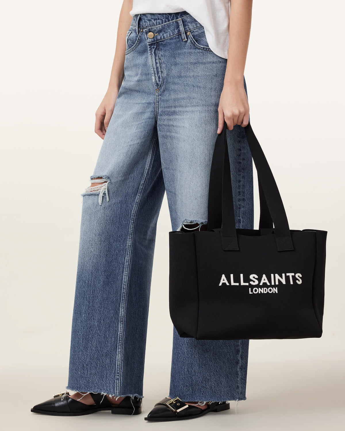 Izzy Logo Print Tote Bag Black